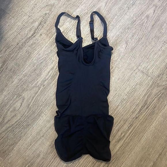 SKIMS SCULPTING BRIEF BODYSUIT XXS/XS - Picture 6 of 6